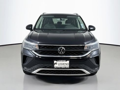 Used 2022 Volkswagen Taos SE w/ Panoramic Sunroof Package FWD image 2