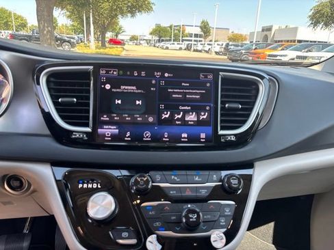 Used 2024 Chrysler Pacifica Touring-L FWD image 16