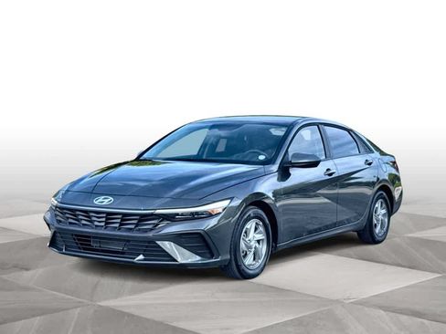 Used 2025 Hyundai Elantra SE FWD image 4