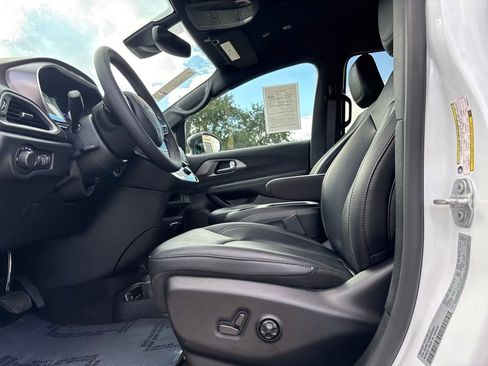 Used 2025 Chrysler Voyager LX image 12