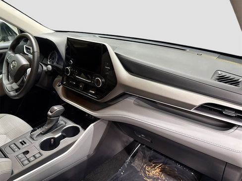 Used 2025 Toyota Highlander LE image 29