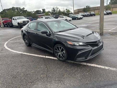Used 2021 Toyota Camry SE FWD image 1