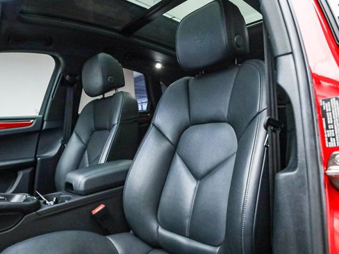 Certified 2025 Porsche Macan image 5