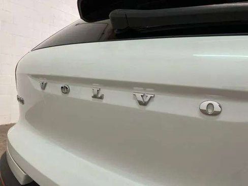 Used 2025 Volvo XC40 B5 Plus image 93