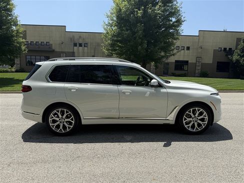 Used 2023 BMW X7 xDrive40i w/ Premium Package AWD/4WD image 5