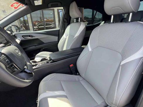 Used 2025 Toyota Camry SE w/ Convenience Package FWD image 9