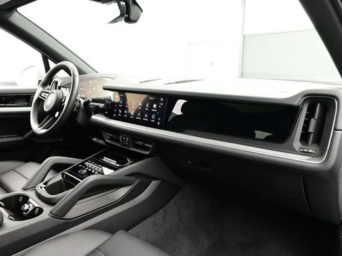 Certified 2025 Porsche Cayenne AWD/4WD image 18