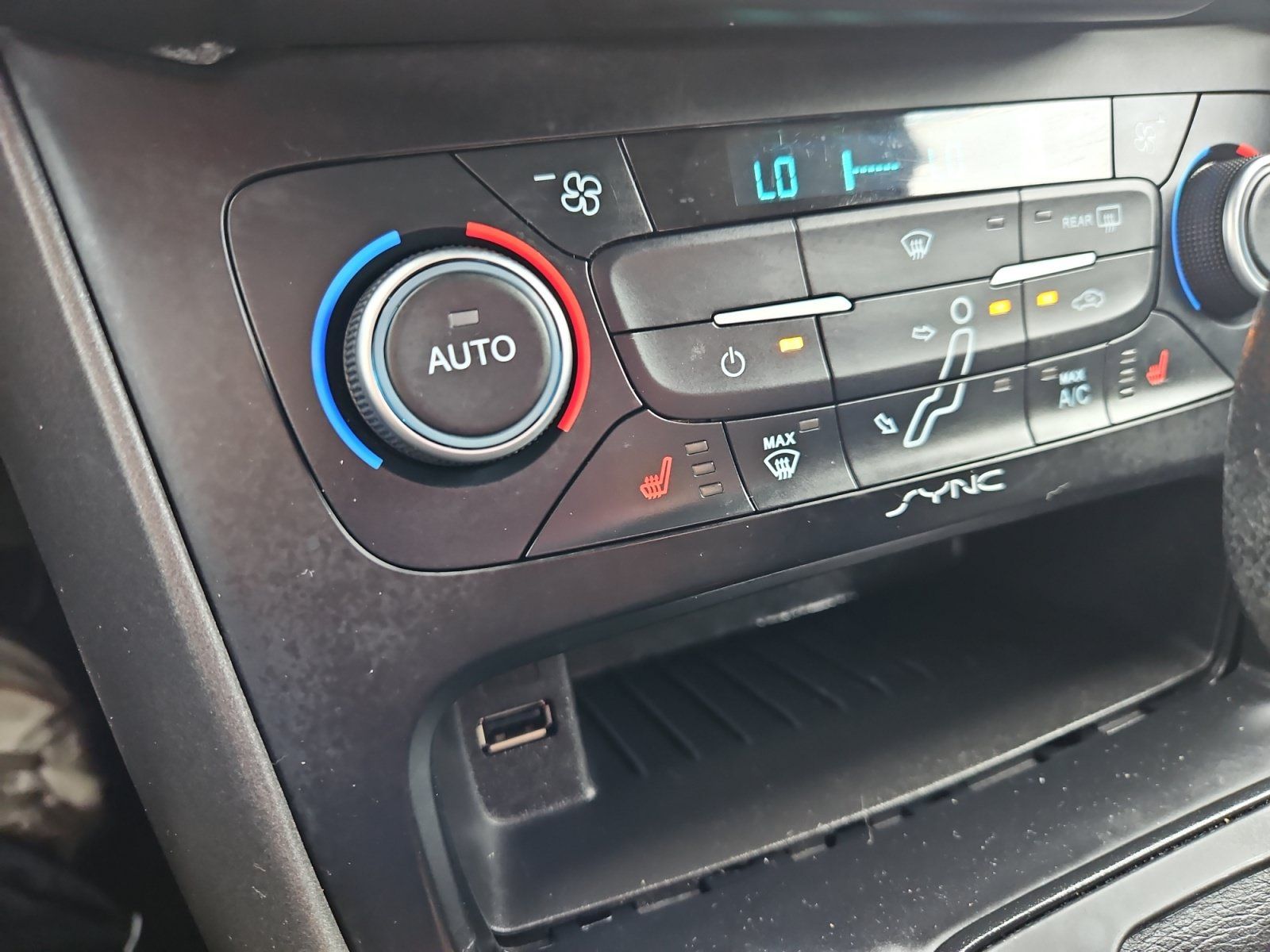 Used 2018 Ford Focus SEL w/ Cold Weather Package FWD image 18