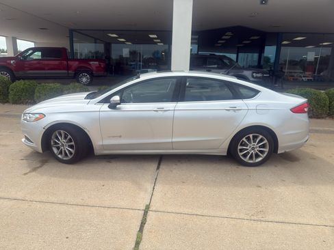 Used 2017 Ford Fusion SE FWD image 12