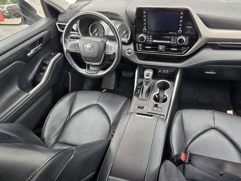Used 2022 Toyota Highlander XLE FWD image 20