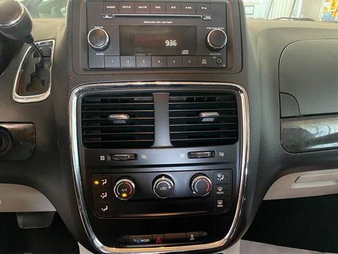 Used 2020 Dodge Grand Caravan SE w/ SE Plus Group FWD image 12
