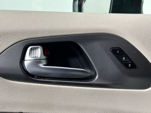 Used 2023 Chrysler Pacifica Touring-L image 33