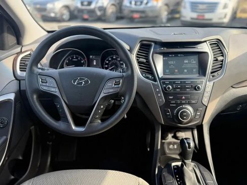 Used 2017 Hyundai Santa Fe SE image 14