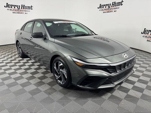 Used 2025 Hyundai Elantra Sport image 14