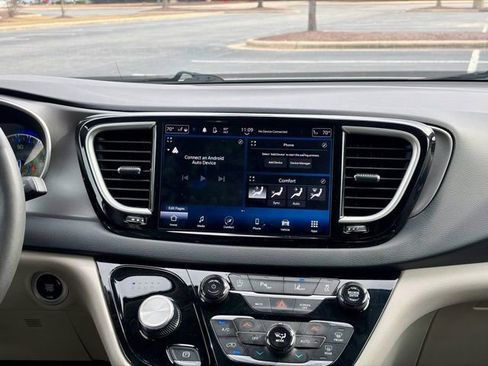 Used 2023 Chrysler Pacifica Touring-L image 23