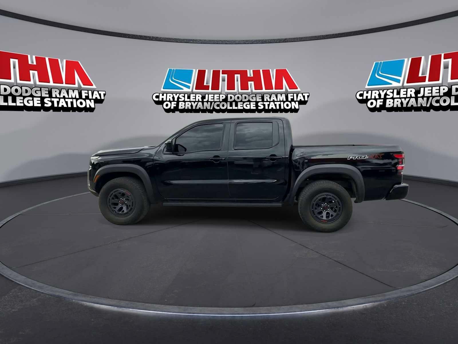 Used 2025 Nissan Frontier PRO-4X AWD/4WD image 5