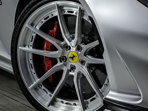 Used 2018 Ferrari 812 Superfast RWD image 3