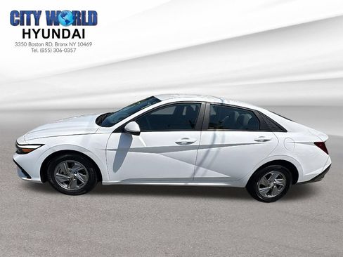 Used 2024 Hyundai Elantra SE FWD image 2
