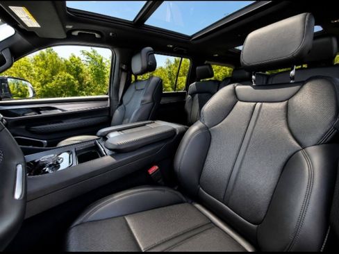 Used 2024 Jeep Wagoneer Series II AWD/4WD image 9