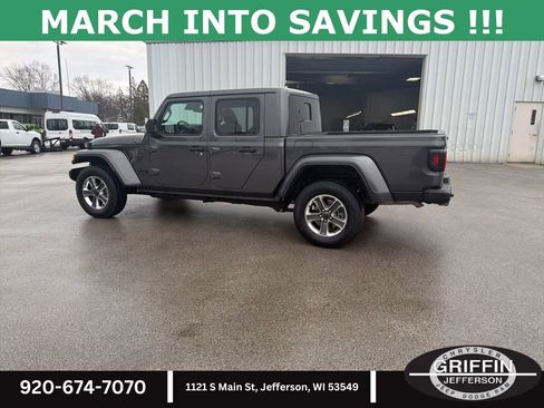 Used 2024 Jeep Gladiator Sport w/ Premium Package image 11