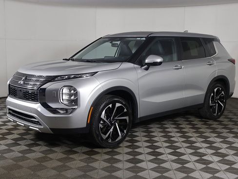 Used 2024 Mitsubishi Outlander SE Black Edition image 9