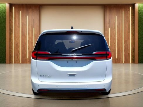 Used 2023 Chrysler Pacifica Touring-L FWD image 30