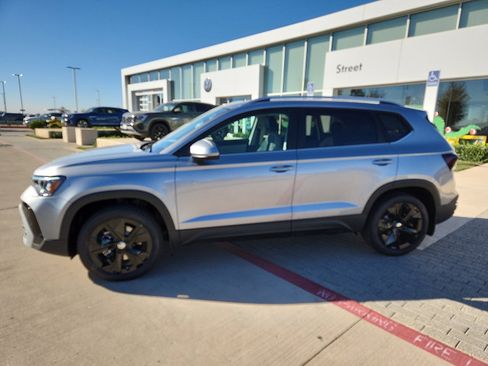 New 2026 Volkswagen Taos SE image 2