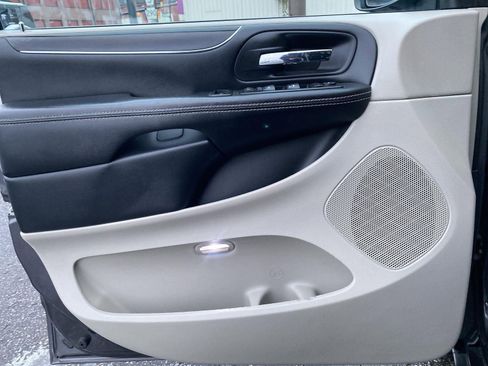 Used 2017 Dodge Grand Caravan SXT image 14