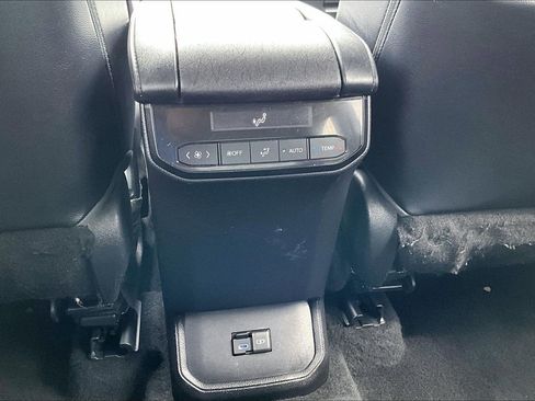 Used 2022 Toyota Highlander XLE AWD/4WD image 34