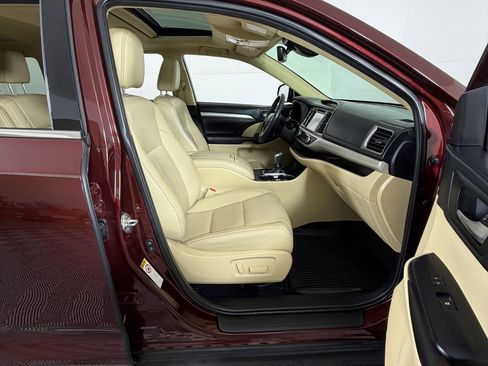 Used 2019 Toyota Highlander XLE FWD image 5