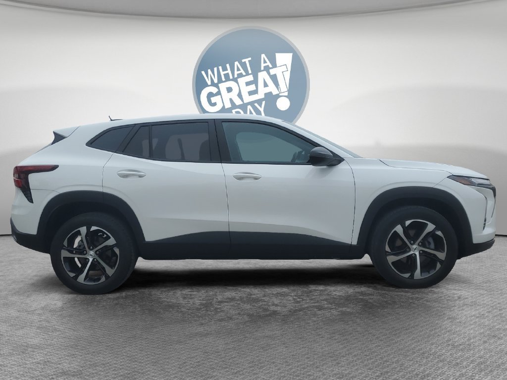 Used 2024 Chevrolet Trax RS w/ Driver Confidence Package FWD image 2