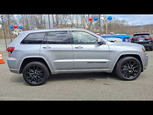 Used 2019 Jeep Grand Cherokee Altitude image 9