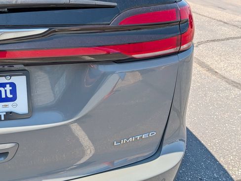 Used 2022 Chrysler Pacifica Limited FWD image 6