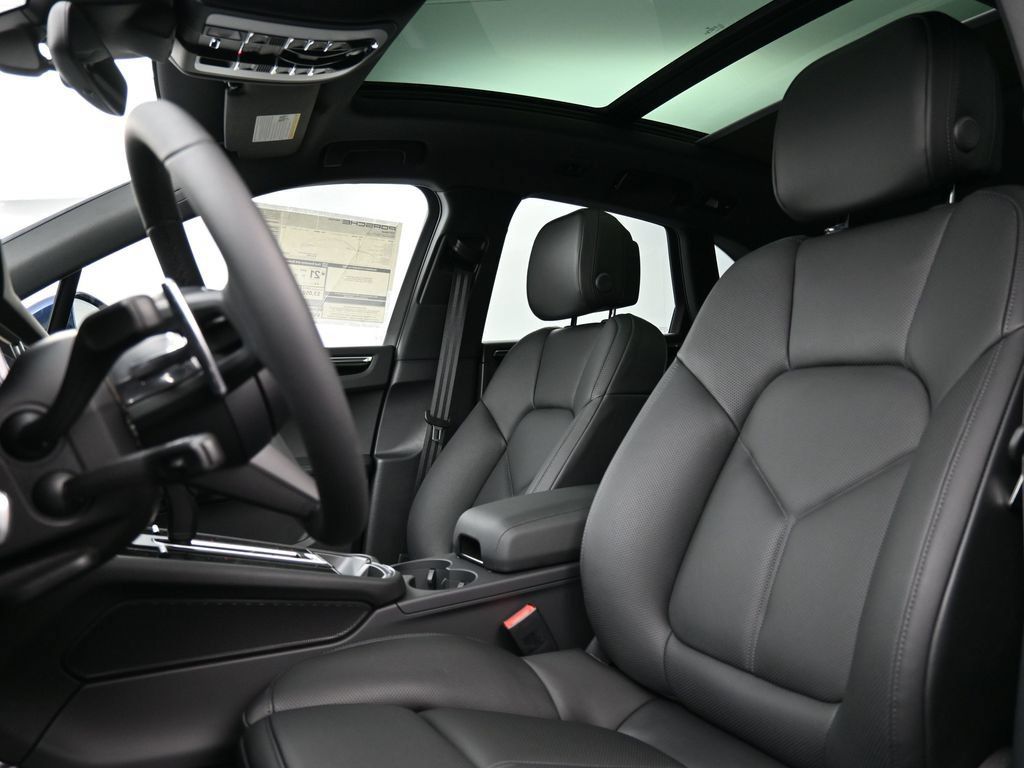 Certified 2025 Porsche Macan AWD/4WD image 5
