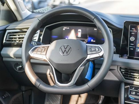 Used 2025 Volkswagen Jetta SE FWD image 17