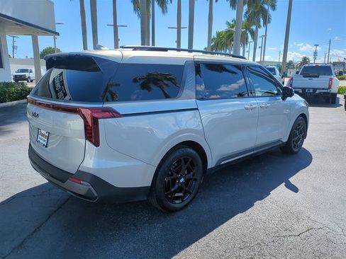 Used 2025 Kia Carnival SX Prestige image 6