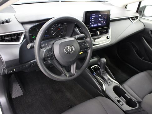 Used 2025 Toyota Corolla LE FWD image 12