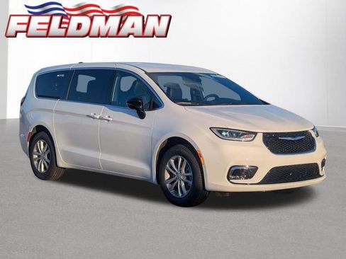 New 2026 Chrysler Pacifica Select image 1