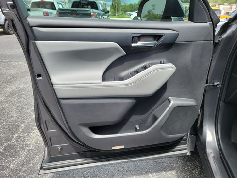 Used 2024 Toyota Highlander XLE FWD image 19
