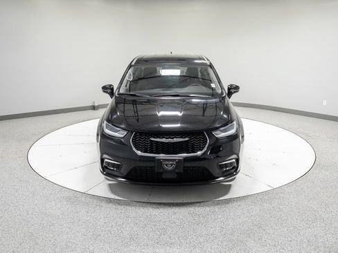 Used 2024 Chrysler Pacifica Touring-L FWD image 30