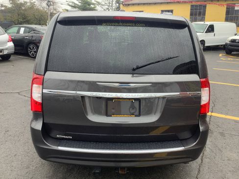 Used 2015 Chrysler Town & Country Touring image 6