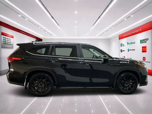 Used 2025 Toyota Highlander XLE FWD image 8