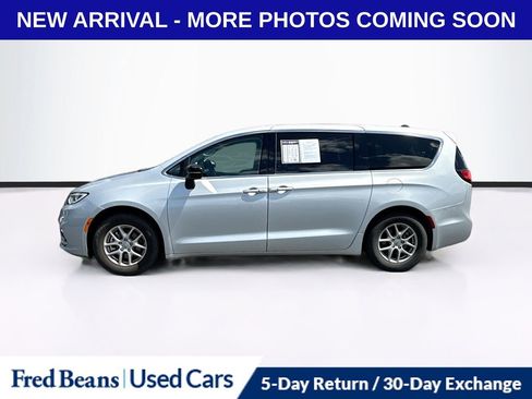 Used 2024 Chrysler Pacifica Touring-L FWD image 4