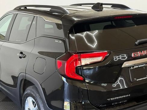 Used 2023 GMC Terrain SLE w/ Driver Convenience Package FWD image 9