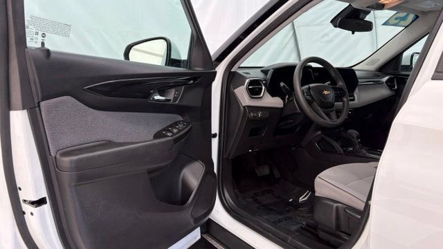 Used 2025 Chevrolet TrailBlazer LT AWD/4WD image 29