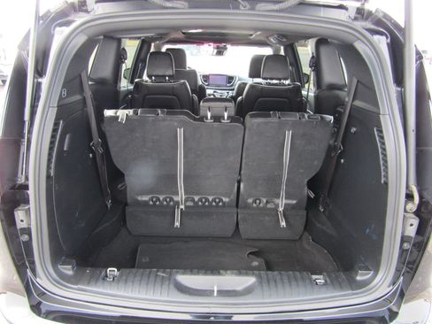 Used 2025 Chrysler Pacifica Limited FWD image 23