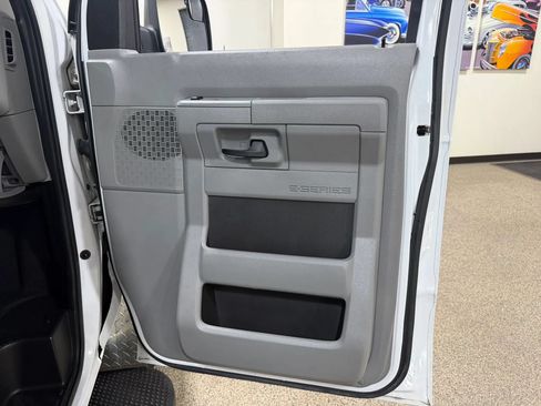 Used 2014 Ford E-250 and Econoline 250 Extended w/ Power Group RWD image 19
