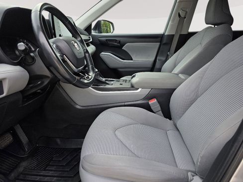 Used 2021 Toyota Highlander LE image 9
