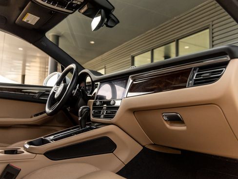 Certified 2024 Porsche Macan AWD/4WD image 47