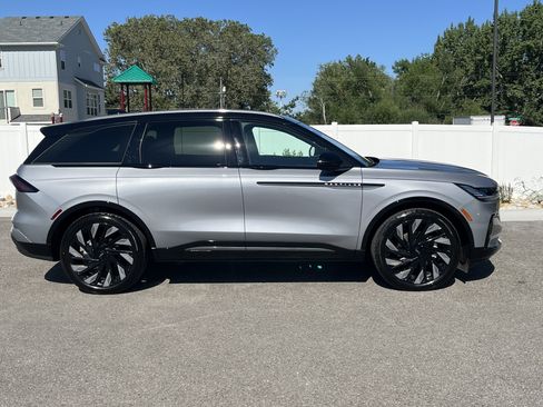 Used 2025 Lincoln Nautilus Reserve AWD/4WD image 7